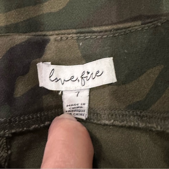 LOVE, FIRE CAMO MINI SKIRT, size 7 - Picture 3 of 4